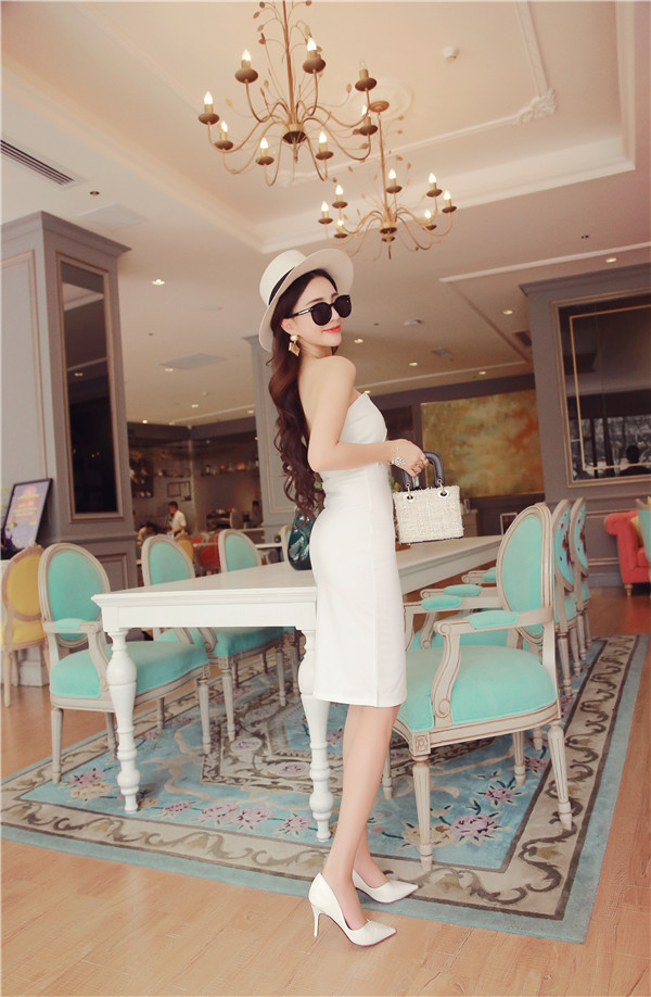 ชุดเดรสแฟชั่นเกาะอกสายคาดไหล่ ผ่าหนาใส่ไปงานได้สไตล์สวยหรู รหัส 1557-สีขาว