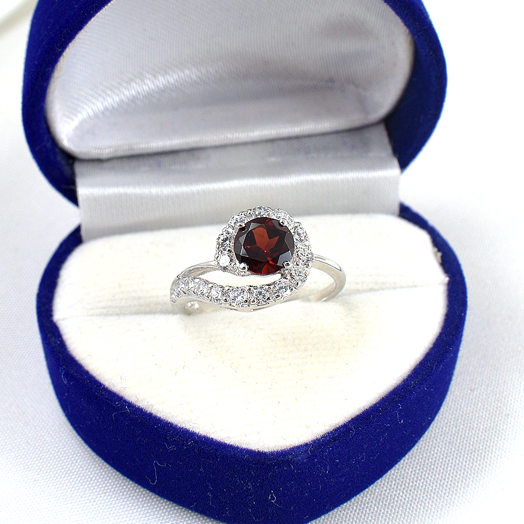 แหวนเงินแท้ราคาถูกชุบทองคำขาว พลอยแท้โกเมน 1.20 กะรัต เพชรCZ 0.48 กะรัต งานประณีตสวยงาม สั่งผลิตค่ะ