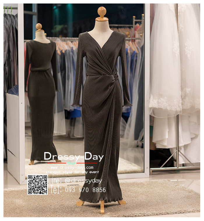 รหัส ชุดเจ้าภาพ : PFL096 ชุดราตรียาว สีเทา แขนยาว ผ่าหน้า คอวี สุดเซ็กซี่ เหมาะใส่ออกงานกลางคืน งานแต่งงาน งานกาล่าดินเนอร์ งานเลี้ยง งานพรอม งานรับกระบี่