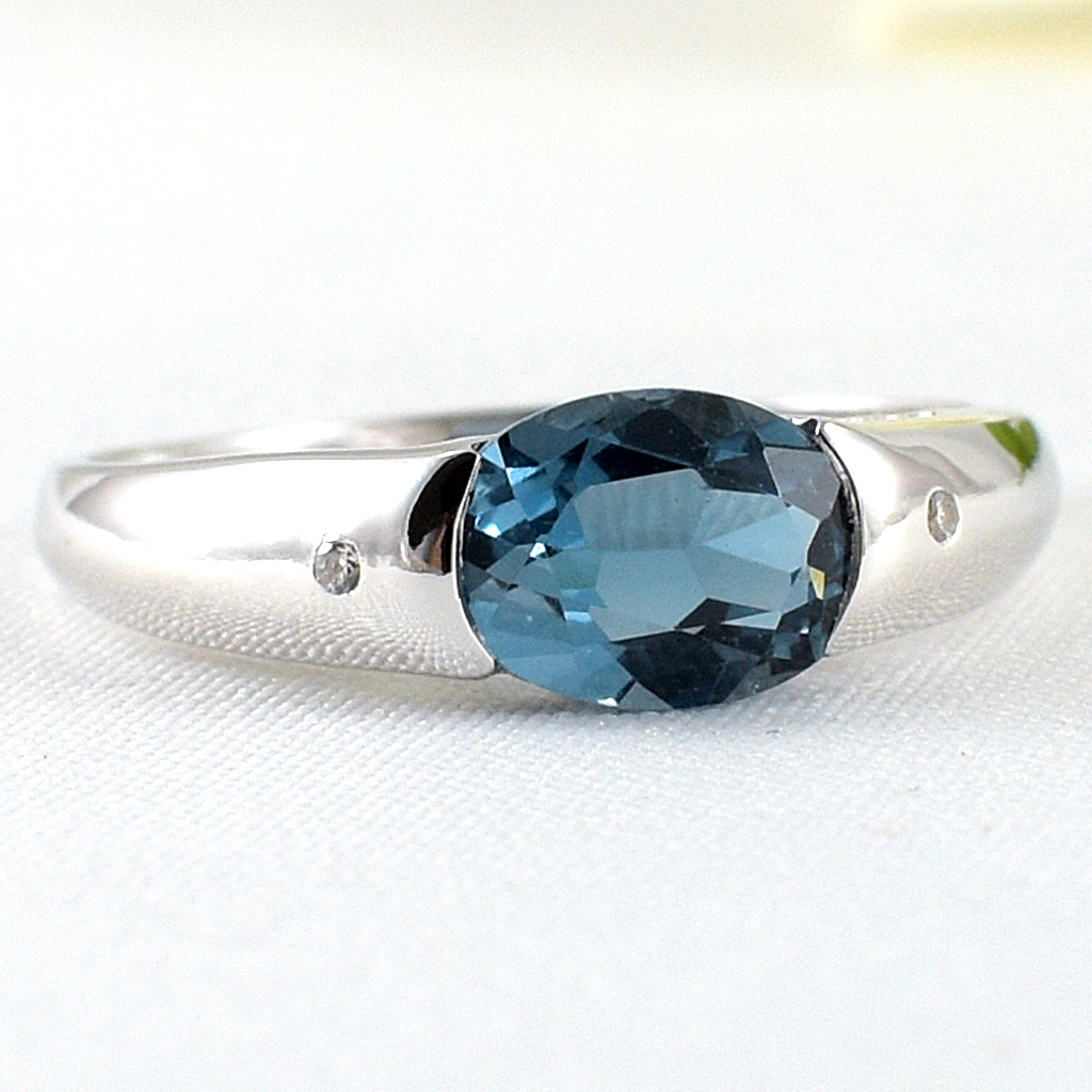 แหวนเงินแท้ราคาถูกชุบทองคำขาว ลอนดอนบลูโทปาซแท้ 1.40 กะรัต เพชรCZ 0.014 กะรัต งานประณีตสวยงาม สั่งผลิตค่ะ