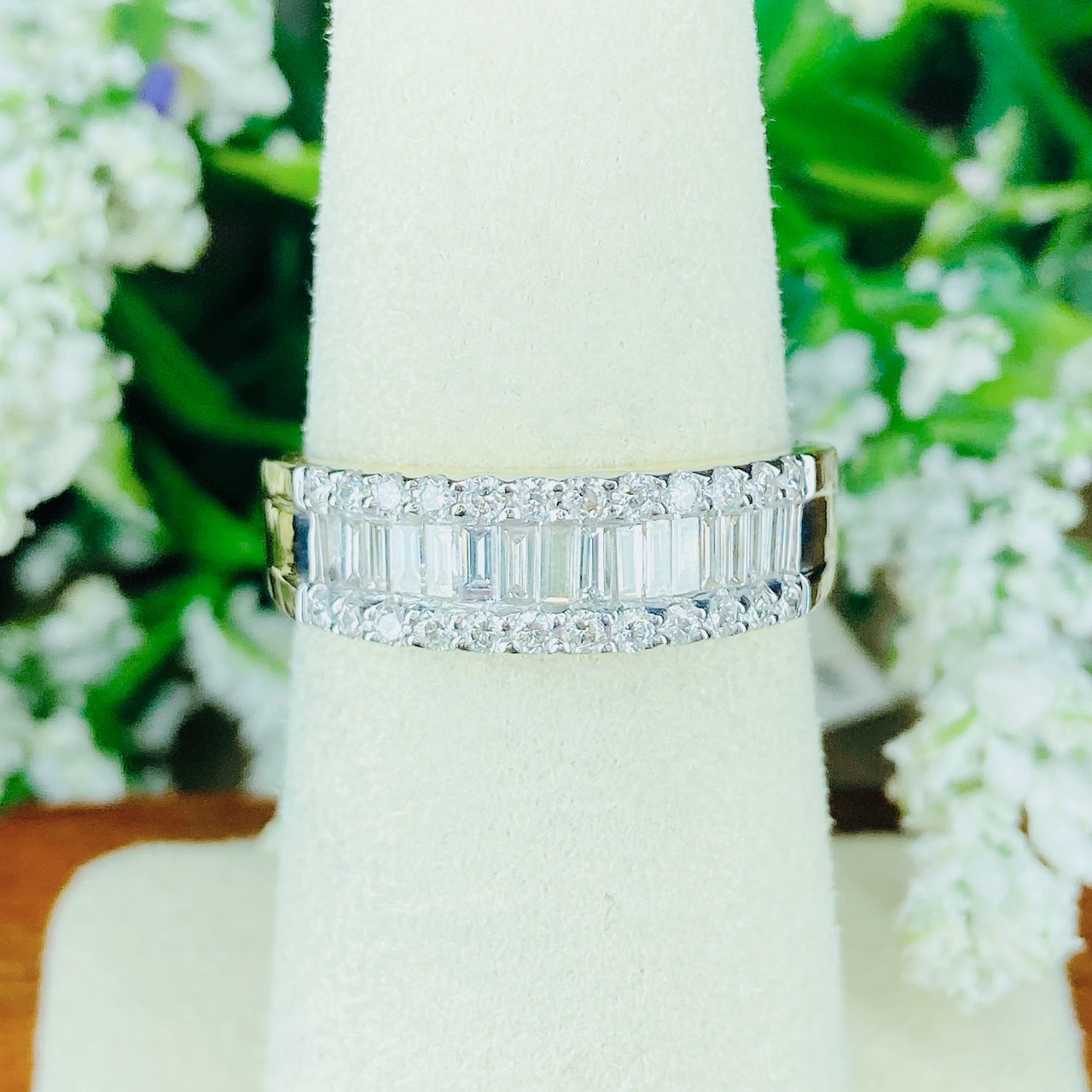 แหวนเพชรแถว Stack ดีไซน์เก๋ ใช้เพชรกลมสลับชั้นกับเพชรบาเก็ต เพิ่มลูกเล่นให้ตัวเรือน