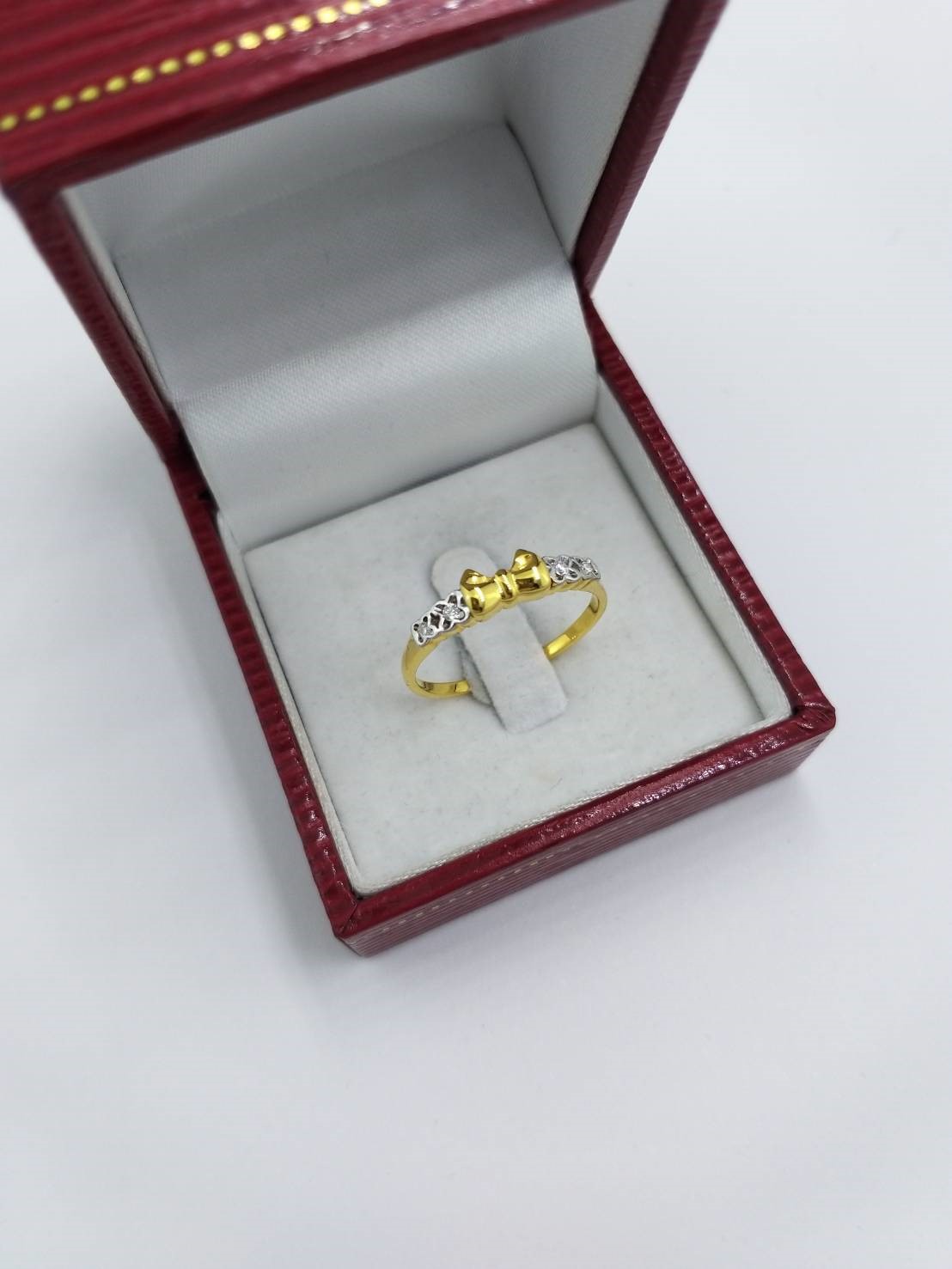 สั่งผลิตเพชรเบลเยี่ยมคัท แหวนแต่งงาน แหวนหมั้น ใส่เที่ยว ออกงาน แหวนทองคำ 18K เพชรแท้ 0.05 กะรัต 2.25 กรัม น้ำ 99 ราคาถูกมาก มีใบรับประกันค่ะ