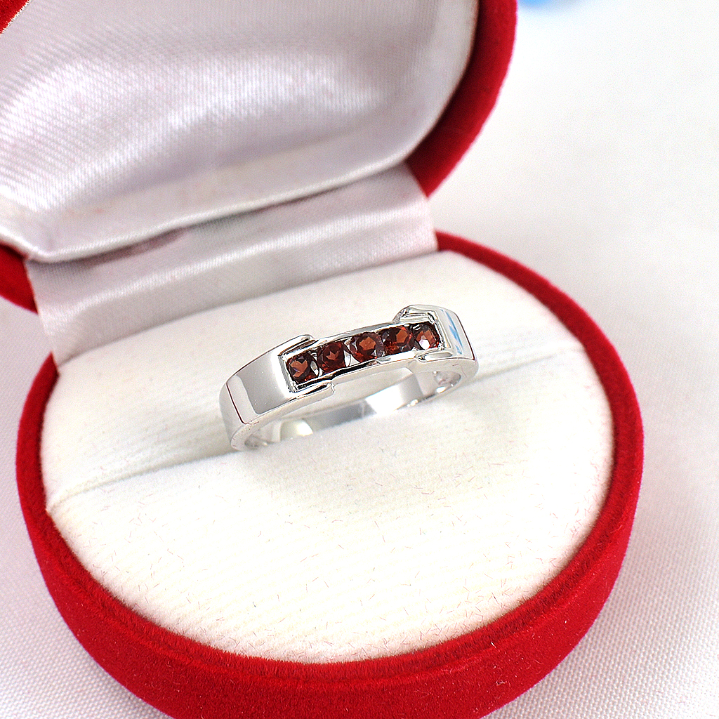 แหวนเงินแท้ราคาถูกชุบทองคำขาว โกเมนแท้ 0.60 กะรัต งานประณีตสวยงาม สั่งผลิตค่ะ