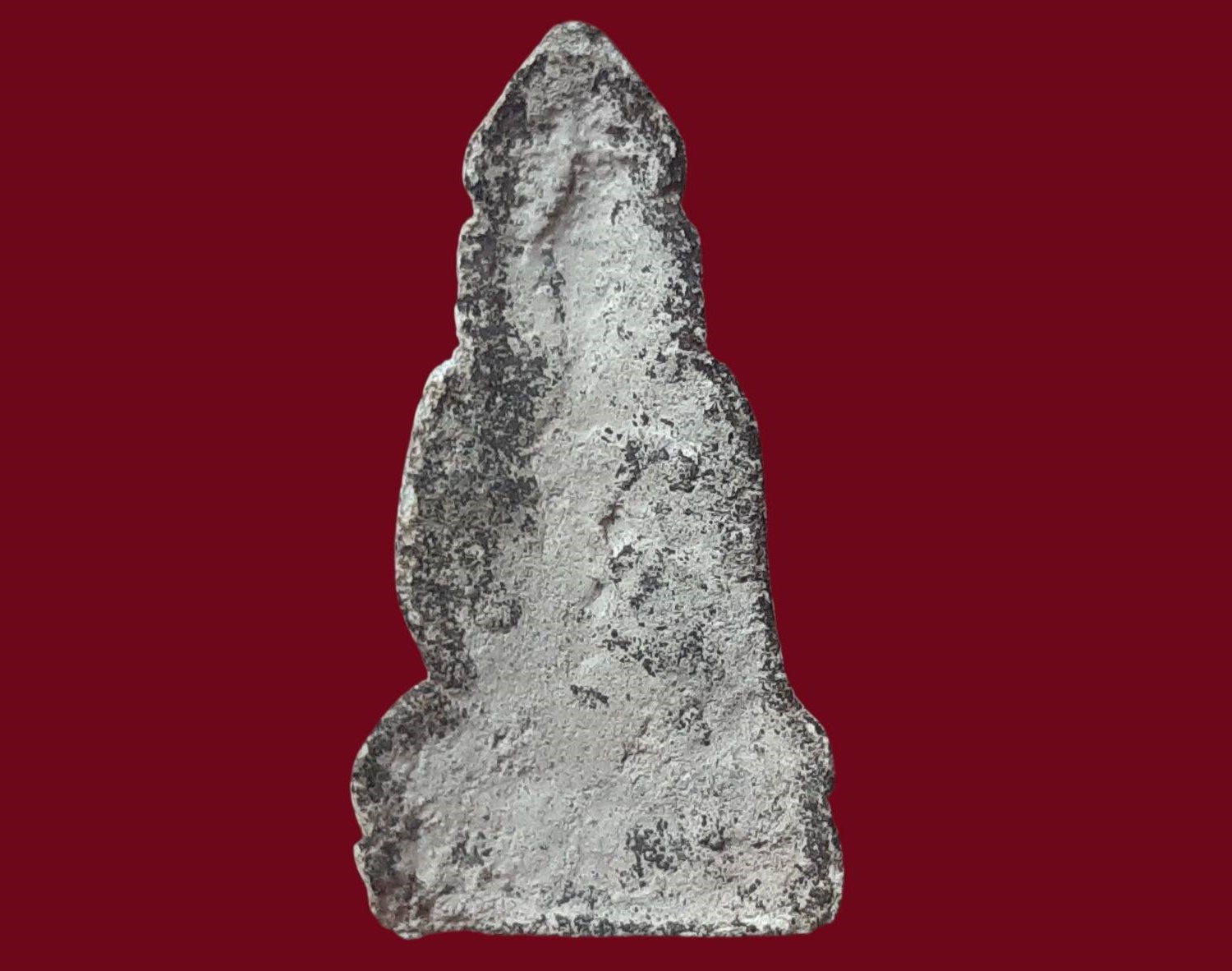 พระร่วงนั่งเทริดขนนก กรุวัดกระเจียว จ.ลพบุรี สนิมแดง เป็นพิมพ์หนึ่งที่ขึ้นจากกรุวัดกระเจียวน้อยมาก คราบดินนวลๆและไขขึ้นโดยทั่วๆไป สมบูรณ์ สวยมาก