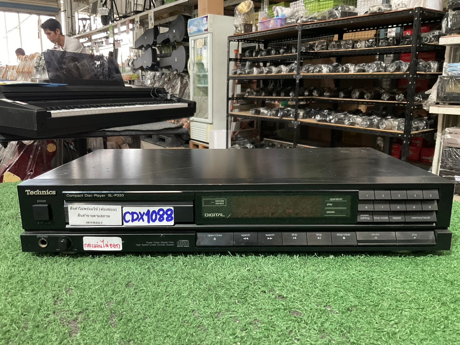 เครื่องเล่น CD : Technics / SL-P320 สินค้าไม่พร้อมใช้(ต้องซ่อม)