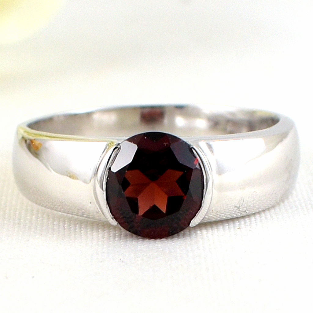 แหวนเงินแท้ราคาถูกชุบทองคำขาว โกเมนแท้ 1.60 กะรัต งานประณีตสวยงาม สั่งผลิตค่ะ