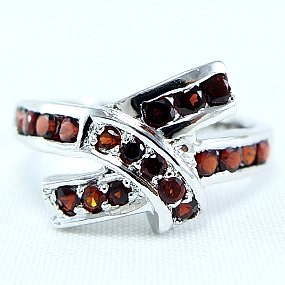 แหวนเงินแท้ราคาถูกชุบทองคำขาว พลอยแท้โกเมนเม็ดกลาง 0.66 กะรัต เม็ดข้าง 0.12 กะรัต งานประณีตสวยงาม สั่งผลิตค่ะ