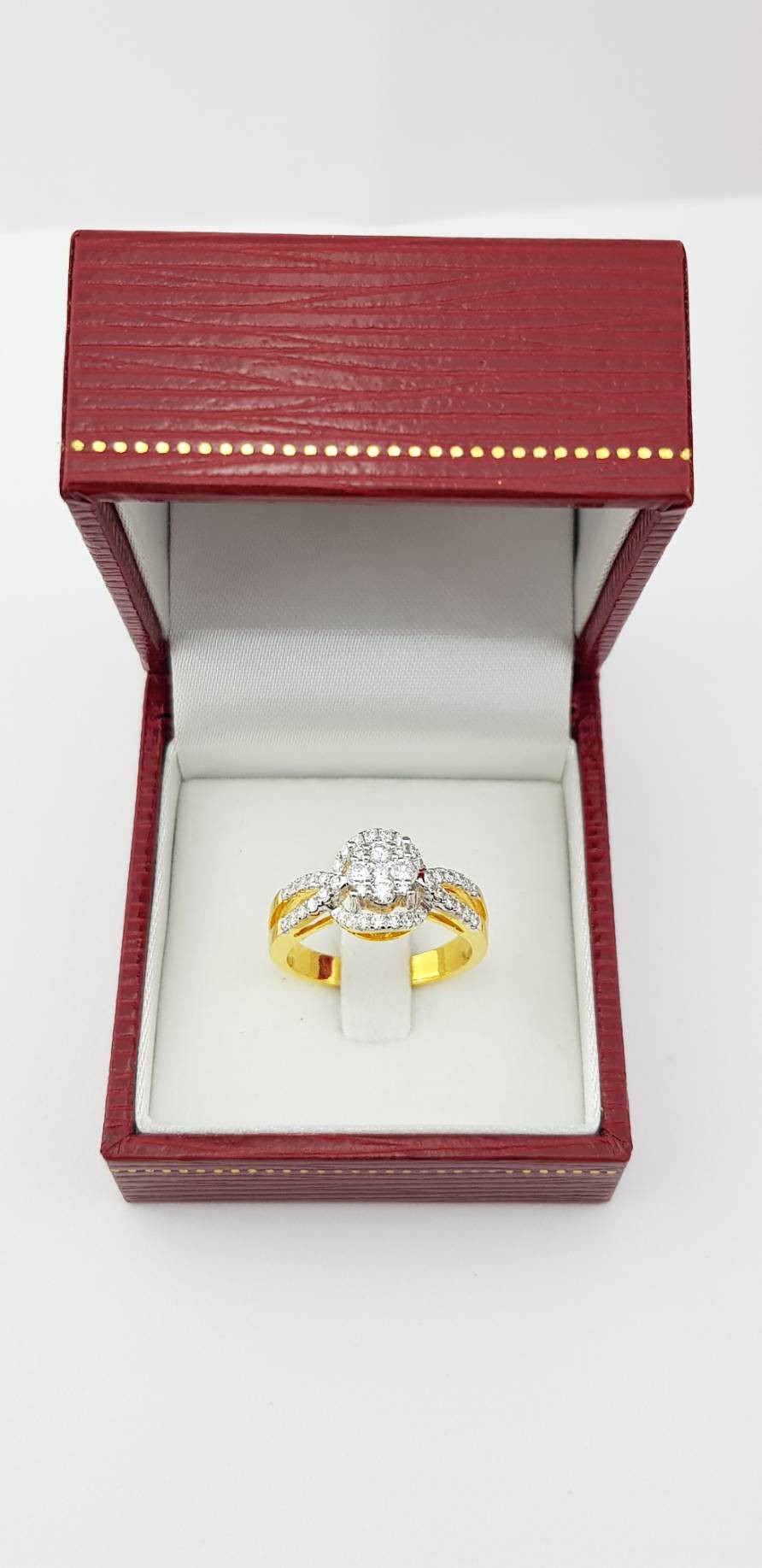 สั่งผลิตเพชรเบลเยี่ยมคัท แหวนแต่งงาน แหวนหมั้น ใส่เที่ยว ออกงาน แหวนทองคำ 18K เพชรแท้ 0.57 กะรัต 4.82 กรัม น้ำ 99 ราคาถูกมาก มีใบรับประกันค่ะ