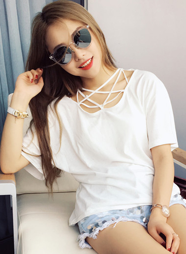 เสื้อแฟชั่น แขนสั้น แต่งดีเทลเส้นเป็นลายดาวด้านหน้า-1406-สีขาว