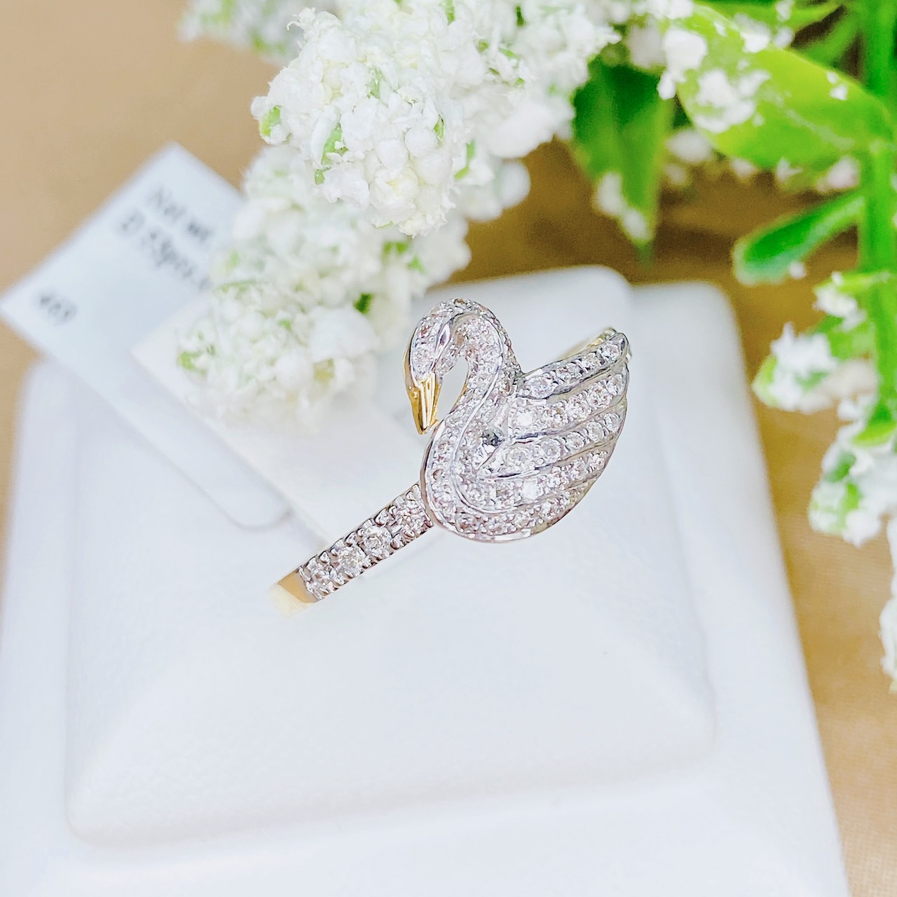 แหวนเพชรหงษ์ swan ring พร้อมประดับเพชรบ่าข้าง ตัวเรือนทอง yellowgold เพชรขาวใสเล่นไฟดีค่ะ วงนี้ใส่สวยน่ารักมากๆค่ะ น้องไม่ใหญ่มากนะคะ น้องรอเจ้าของอยู่น้าาาา