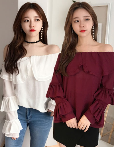 เสื้อแฟชั่นแฟชั่นเปิดไหล่ ต่อผ้าระบายที่คอ และแขนสไตล์สาวหวาน มี 2 สีขาว/ แดงเข้ม รหัส 1752
