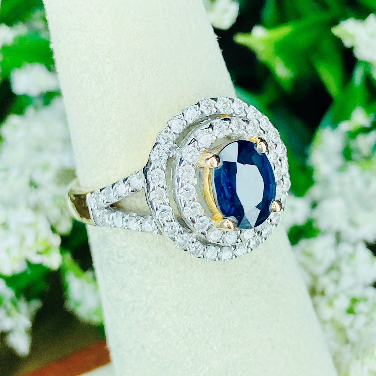 Natural Blue Sapphire พลอยไพลินสยาม สีน้ำเงิน สะอาด ไฟดี ไพลินสยามธรรมชาติ ล้อมเพชรรอบสองชั้น ประดับเพชรบ่าด้านข้าง ตัวเรือนทอง
