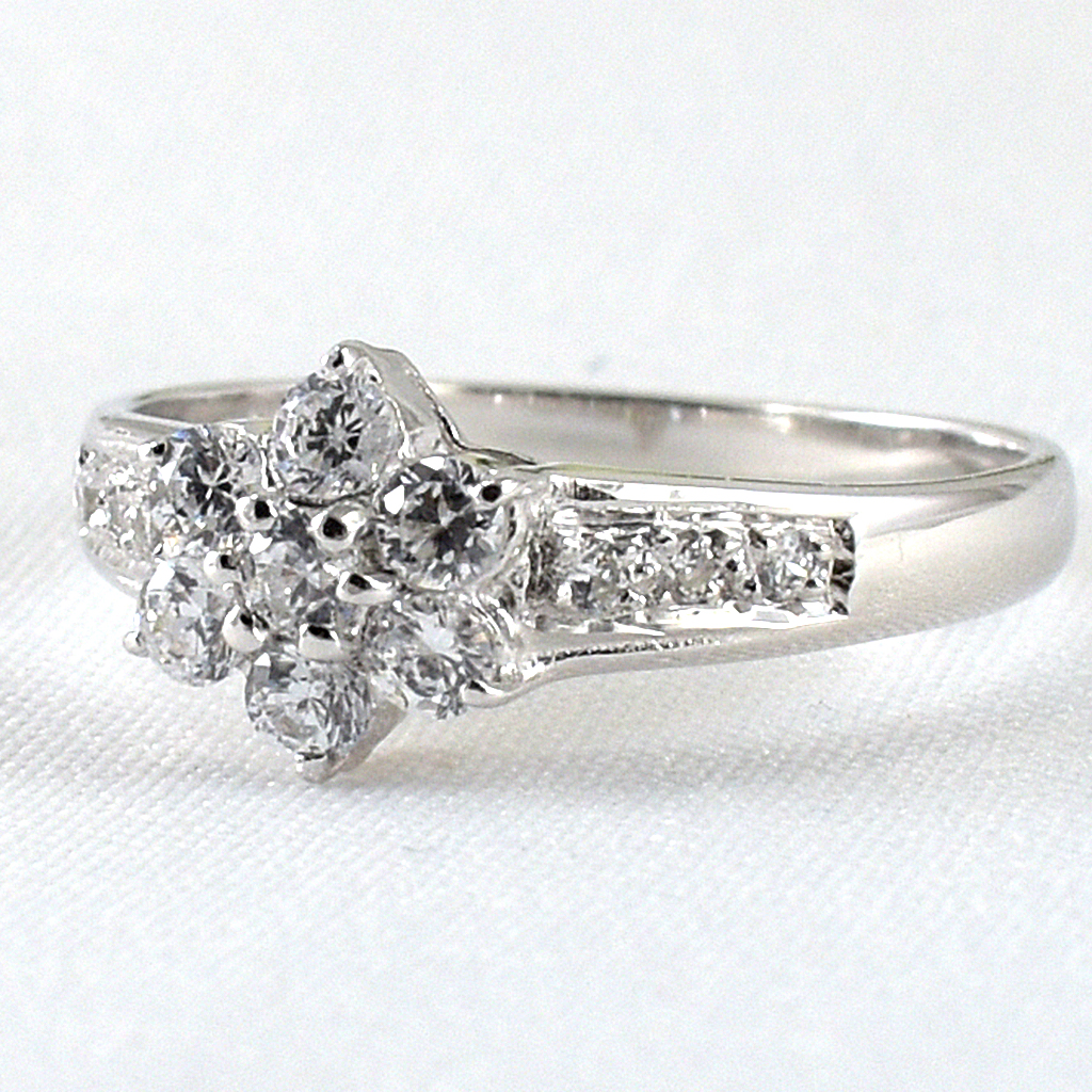 แหวนเงินแท้ราคาถูกชุบทองคำขาว เพชรCZเม็ดกลาง 0.28 กะรัต เพชรCZเม็ดข้าง 0.06 กะรัต งานประณีตสวยงาม สั่งผลิตค่ะ