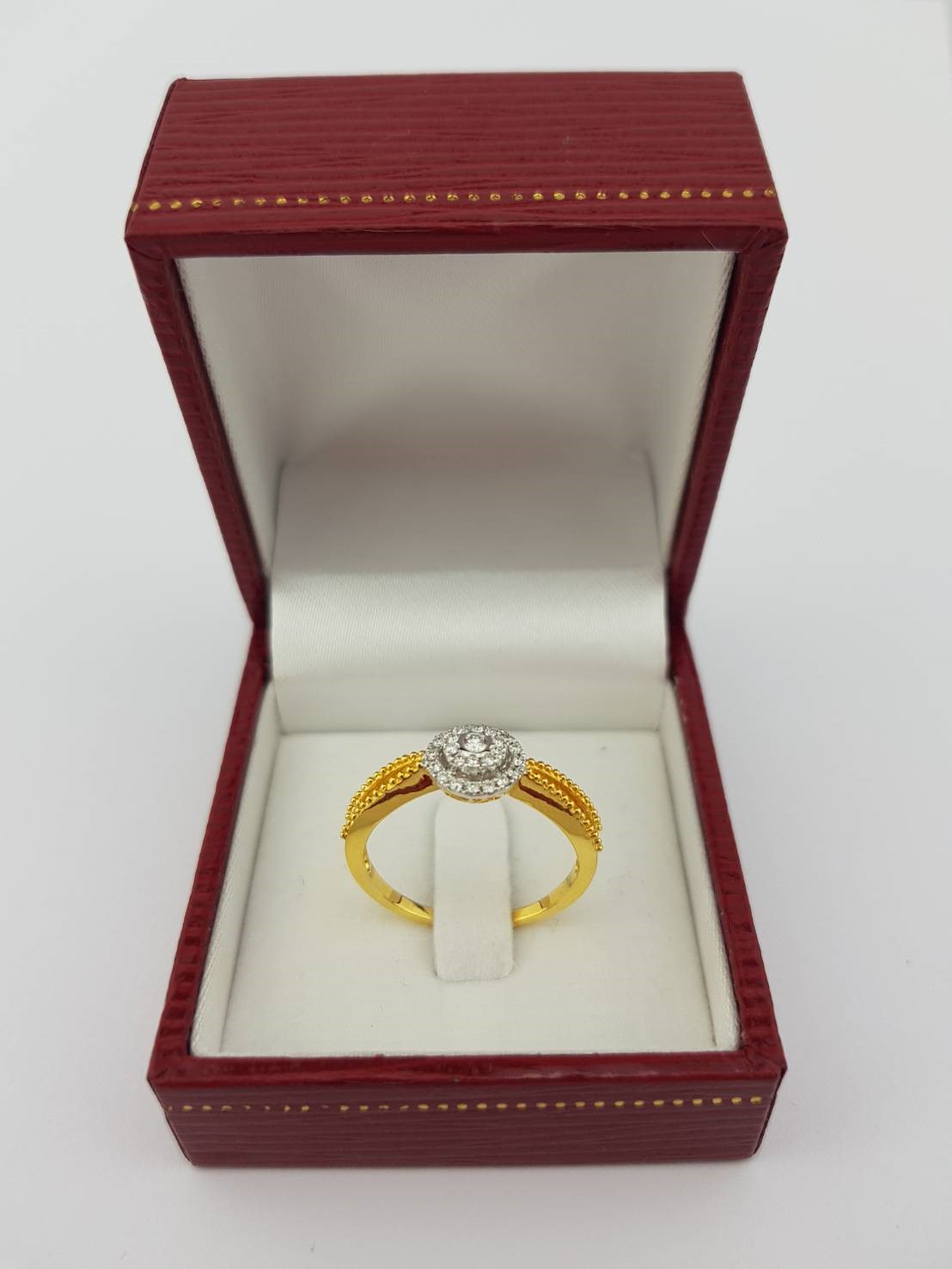 สั่งผลิตเพชรเบลเยี่ยมคัท แหวนแต่งงาน แหวนหมั้น ใส่เที่ยว ออกงาน แหวนทองคำ 18K เพชรแท้ 0.24 กะรัต 2.56 กรัม น้ำ 99 ราคาถูกมาก มีใบรับประกันค่ะ