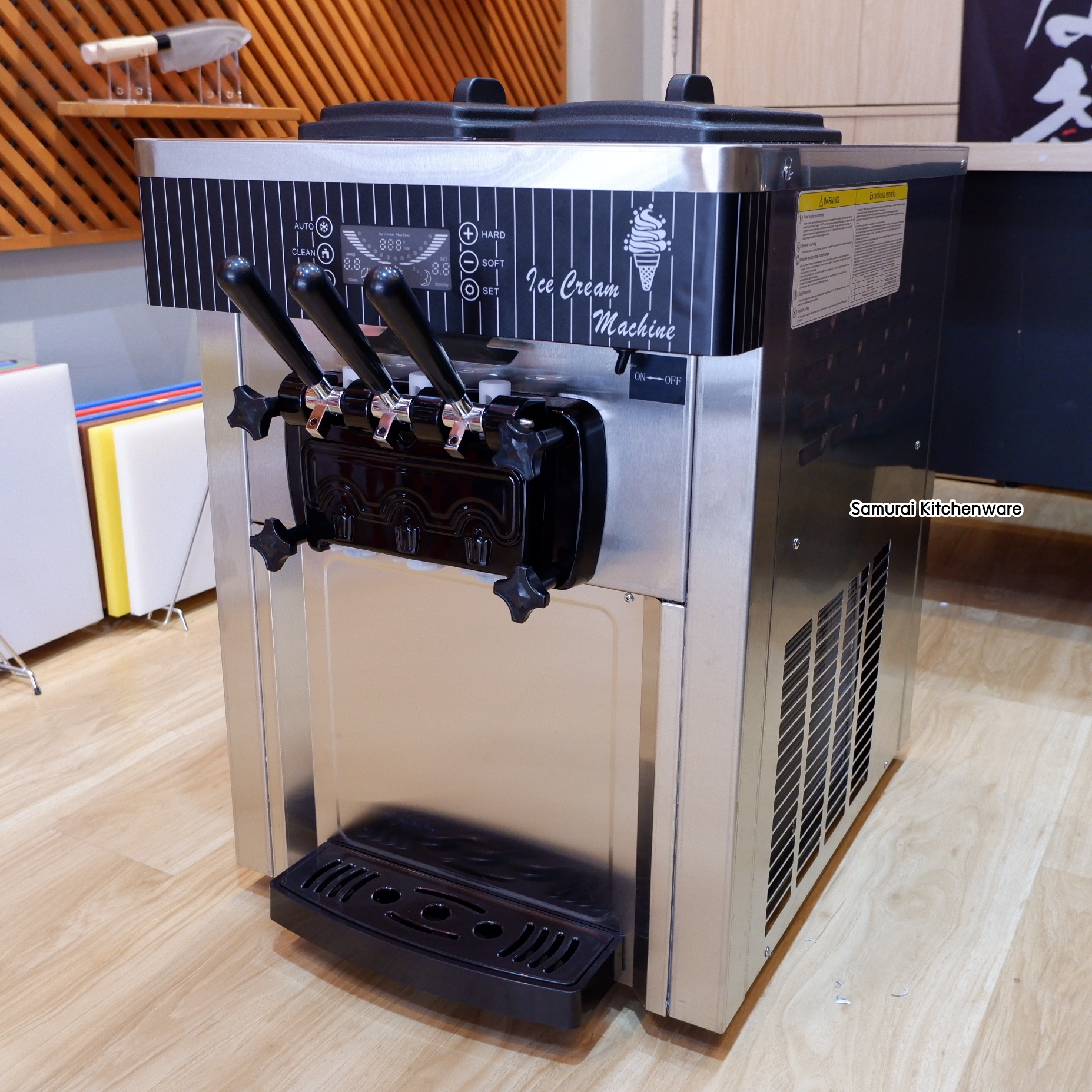 เครื่องทําไอศครีม Soft Serve 3 หัว