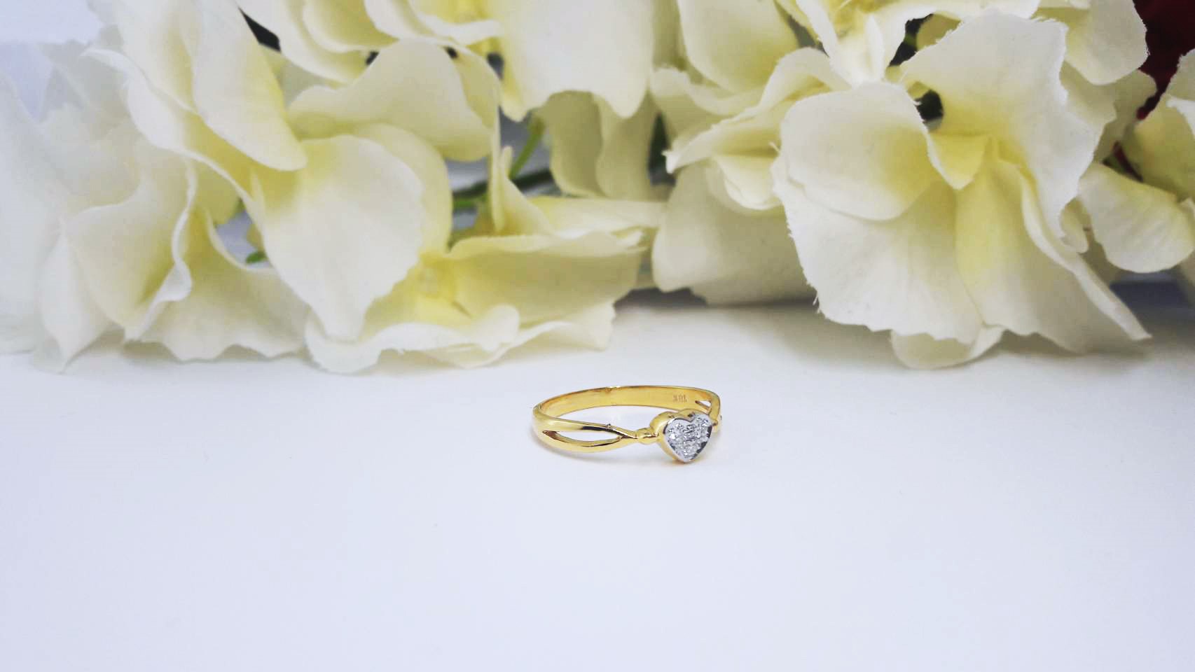 สั่งผลิตเพชรเบลเยี่ยมคัท แหวนแต่งงาน แหวนหมั้น ใส่เที่ยว ออกงาน แหวนทองคำ 18K เพชรแท้ 0.06 กะรัต 2.11 กรัม น้ำ 99 ราคาถูกมาก มีใบรับประกันค่ะ