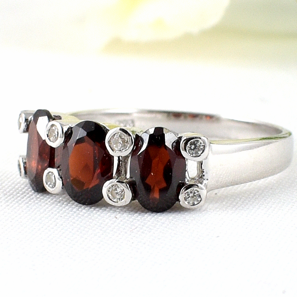 แหวนเงินแท้ราคาถูกชุบทองคำขาว พลอยแท้โกเมน 2.40 กะรัต เพชรCZ 0.08 กะรัต งานประณีตสวยงาม สั่งผลิตค่ะ