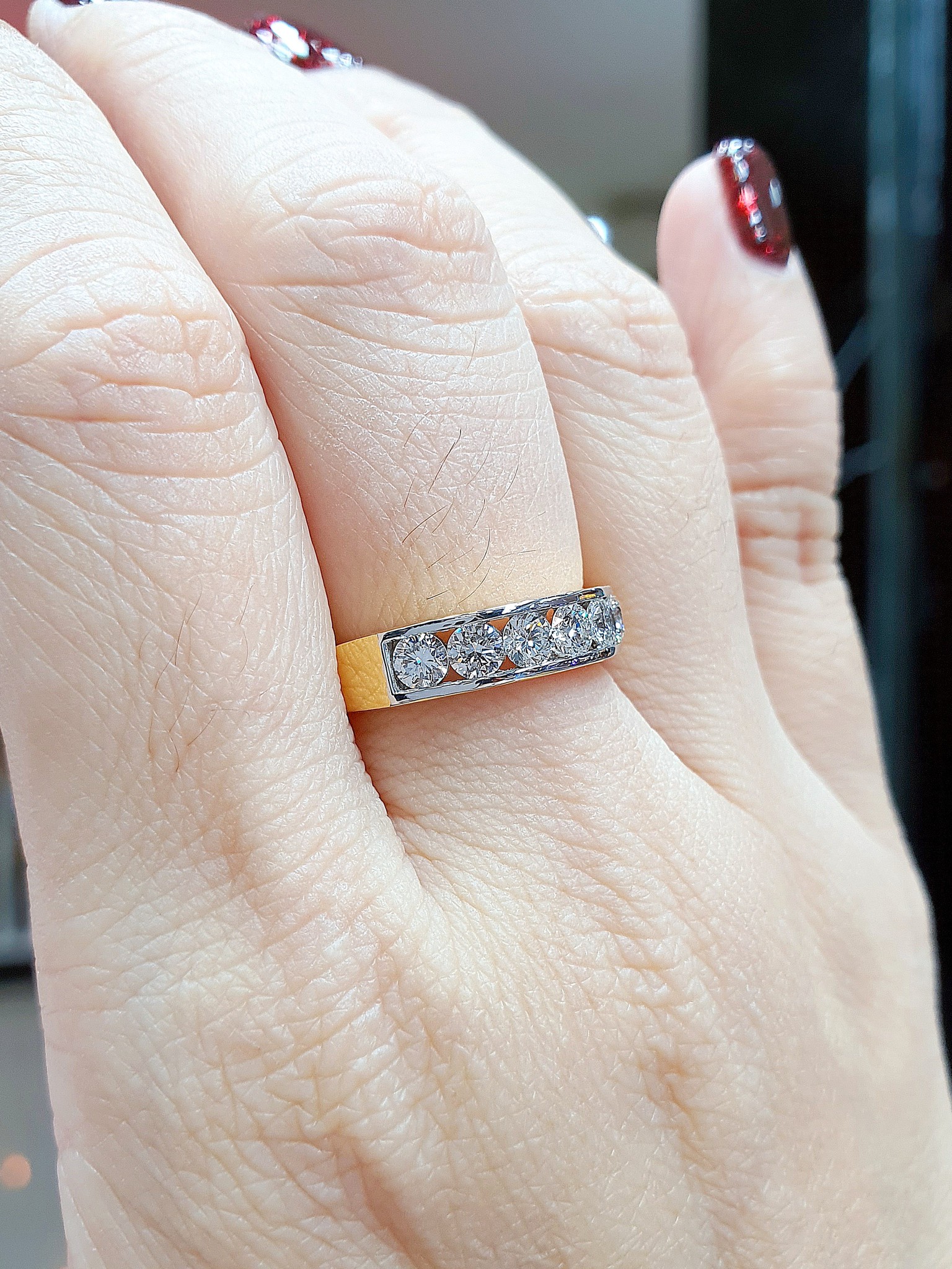 พร้อมส่งและสั่งผลิตแหวนเพชรแท้แถวขนาดเม็ดละ0.14กะรัต ดีไซน์ฝังสอด ใส่ติดนิ้วเดี่ยวๆดูเรียบหรูหรือใส่คู่กับวงอื่นดูสวยเก๋ เหมาะทั้งท่านสุภาพบุรุษ/สตรี แหวนแต่งงาน แหวนหมั้น ใส่เที่ยว ออกงาน แหวนทองคำ18K เพชรเบลเยี่ยมแท้ 0.84 กะรัต 6 เม็ด ราคาถูกมาก ส่งฟรี