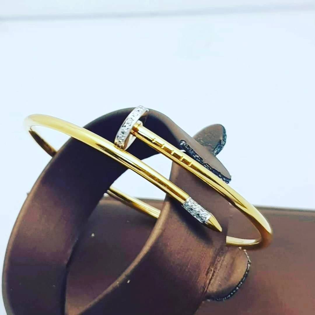 พร้อมส่งและสั่งผลิตกำไลทองเพชรแท้ตะปูเก๋ๆ แต่งงาน หมั้น ใส่เที่ยว ออกงาน ทองคำ 9K เพชรเกสรแท้ 0.09 กะรัต 18 เม็ด ราคาถูกมาก ส่งฟรี