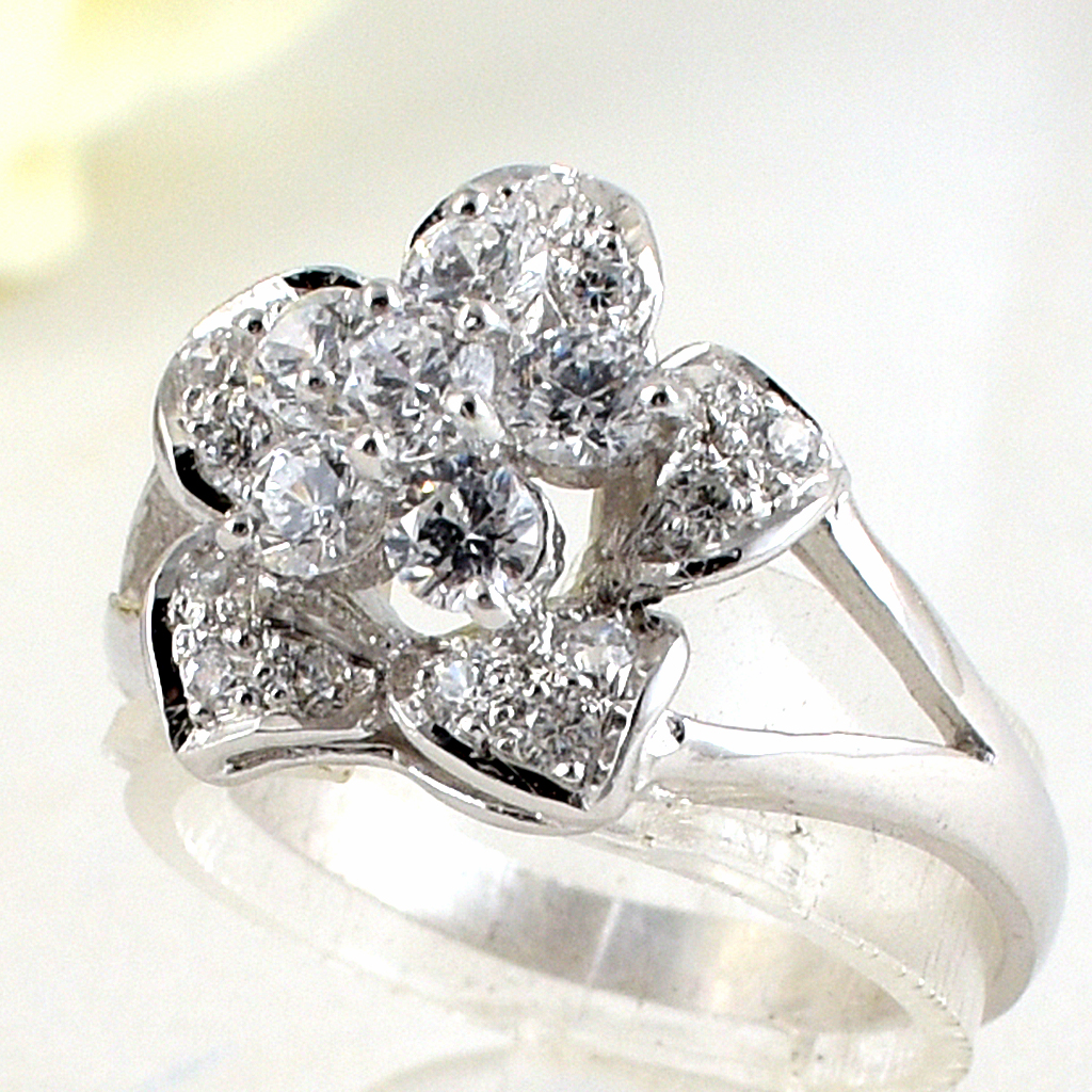 แหวนเงินแท้ราคาถูกชุบทองคำขาว เพชรCZเม็ดกลาง 0.36 กะรัต เพชรCZเม็ดข้าง 0.225 กะรัต งานประณีตสวยงาม สั่งผลิตค่ะ