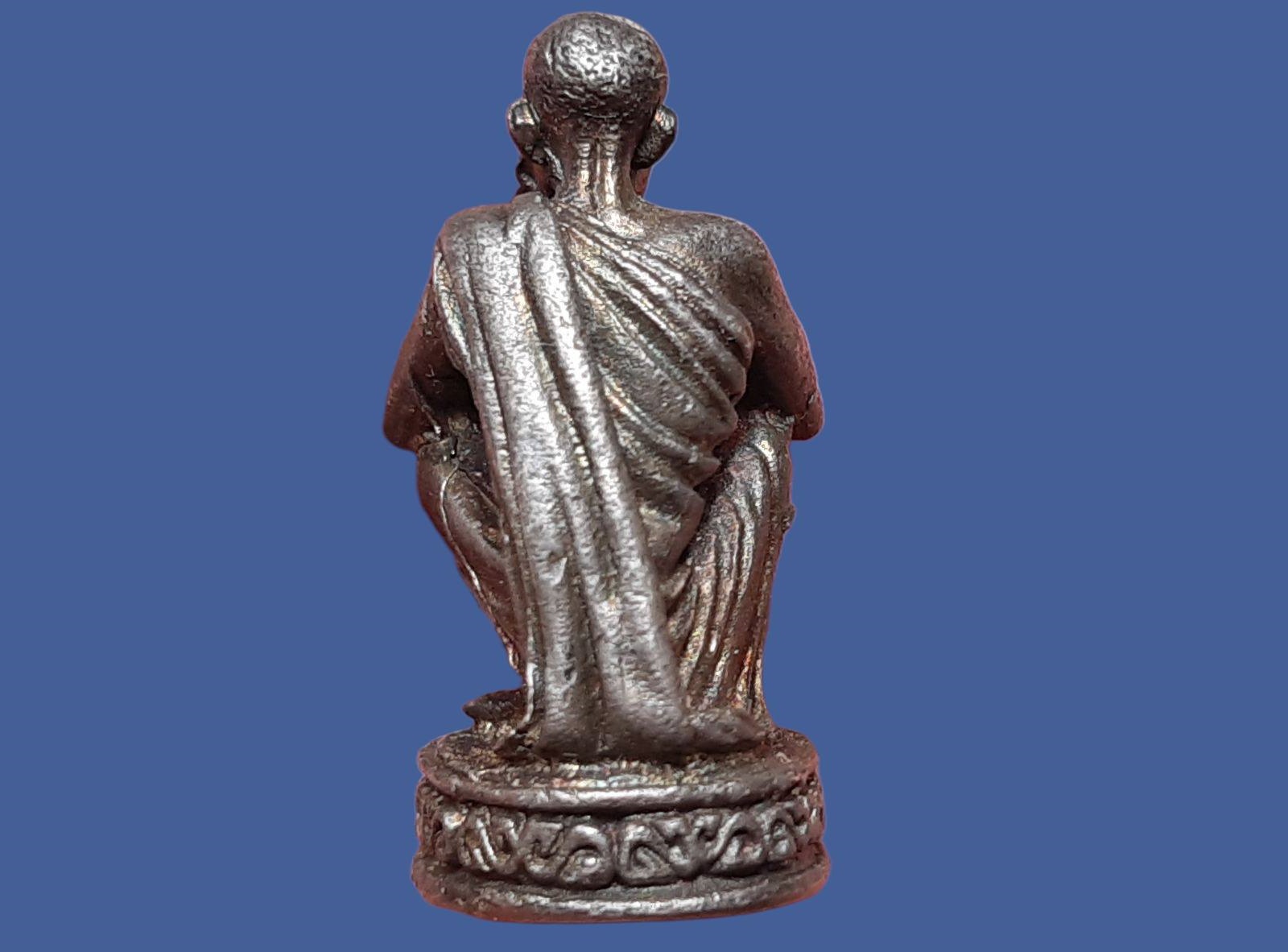 รูปเหมือนหล่อเอกลักษณ์ นั่งยอง หลวงพ่อคูณ ปริสุทฺโธ วัดบ้านไร่ จ.นครราชสี่มา ปี 2536 เสาร์ 5 คูณทวี เหลือกิน เหลือใช้ เนื้อเงิน