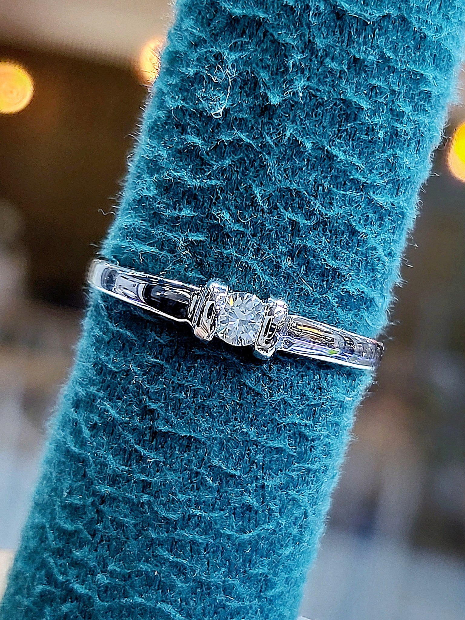 พร้อมส่งและสั่งผลิตแหวนเพชรแท้เม็ดเดี่ยวเรียบหรูน่ารัก ใส่ติดนิ้วเดี่ยวๆหรือใส่คู่กับวงอื่นดูสวยเก๋ แหวนแต่งงาน แหวนหมั้น ใส่เที่ยว ออกงาน แหวนทองคำ 18K เพชรเบลเยี่ยมแท้ 0.13 กะรัต 1 เม็ด ราคาถูกมาก ส่งฟรี