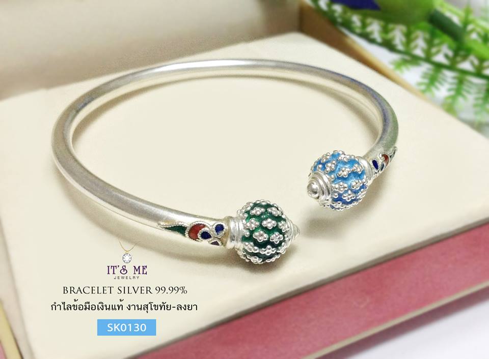 กำไลมือเงินแท้99.9% งานสุโขทัย กำไลลงยาตรงหัวกำไล สีเขียว และฟ้า เล่นลายดอกพิกุล แบบเปิดขยายได้ งานจริงสวยมากๆ ค่ะ ขนาดกำไลรวมน้ำหนักทั้งเส้น ประมาณทอง 3 สลึง (กำไลแบบโปร่งไม่ตันค่ะ)