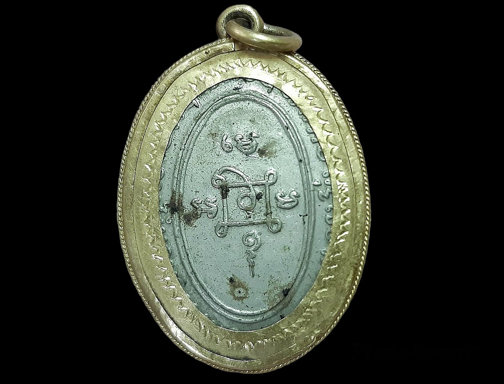 เหรียญแจกแม่ครัว หลวงพ่อแดง วัดเขาบันไดอิฐ จ.เพชรบุรี บล็อกตาไก่ นิยม ปี 2505 เนื้ออัลปาก้าชุบนิเกิ้ล เลี่ยมทองคำ