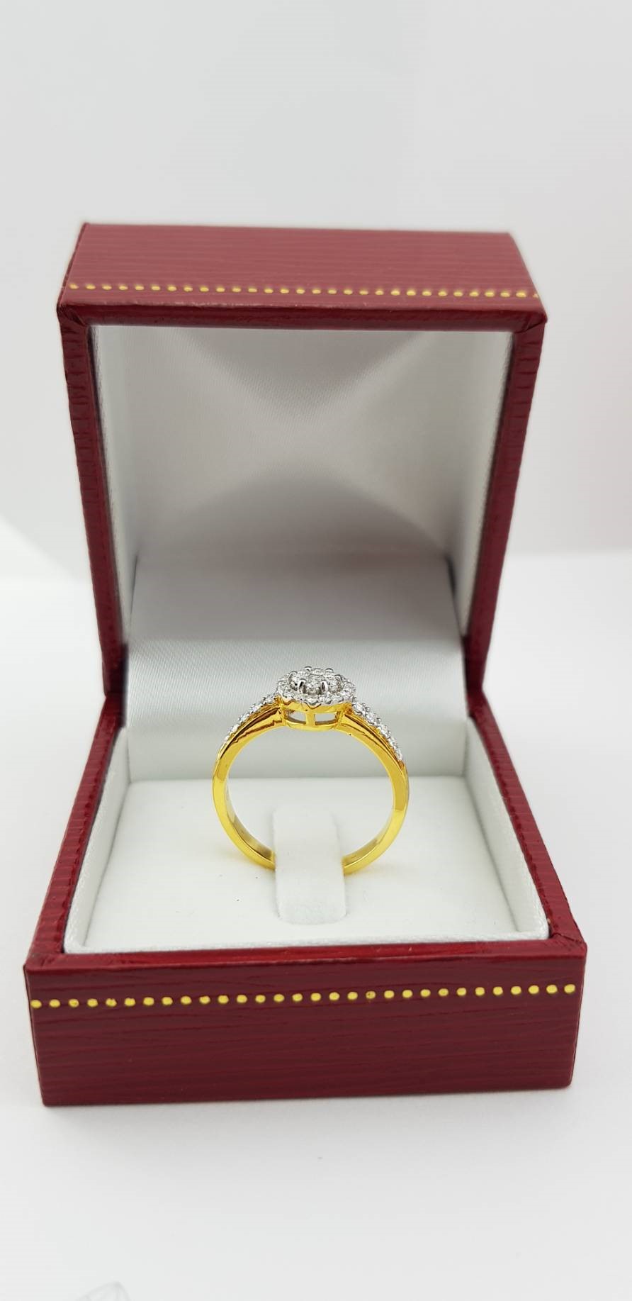 สั่งผลิตเพชรเบลเยี่ยมคัท แหวนแต่งงาน แหวนหมั้น ใส่เที่ยว ออกงาน แหวนทองคำ 18K เพชรแท้ 0.39 กะรัต 3.27 กรัม น้ำ 99 ราคาถูกมาก มีใบรับประกันค่ะ