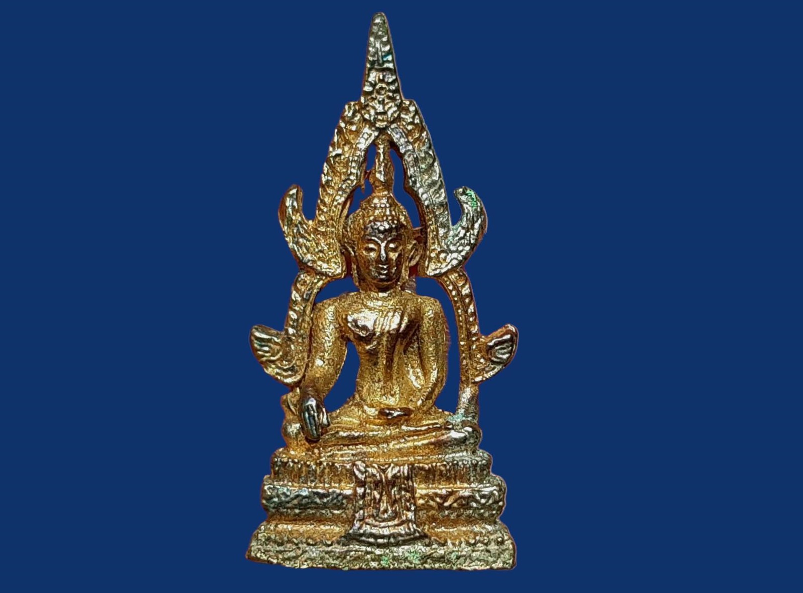 รูปเหมือนหล่อ สมเด็จองค์ปฐม วัดโขงขาว จ.เชียงใหม่ หลวงพ่อฤาษีลิงดำ วัดท่าซุง ปี 2521 เนื้อตะกั่วชุบทอง สร้างจำนวน 3,000 องค์ ขนาด 1.7 x 3.7 cm.