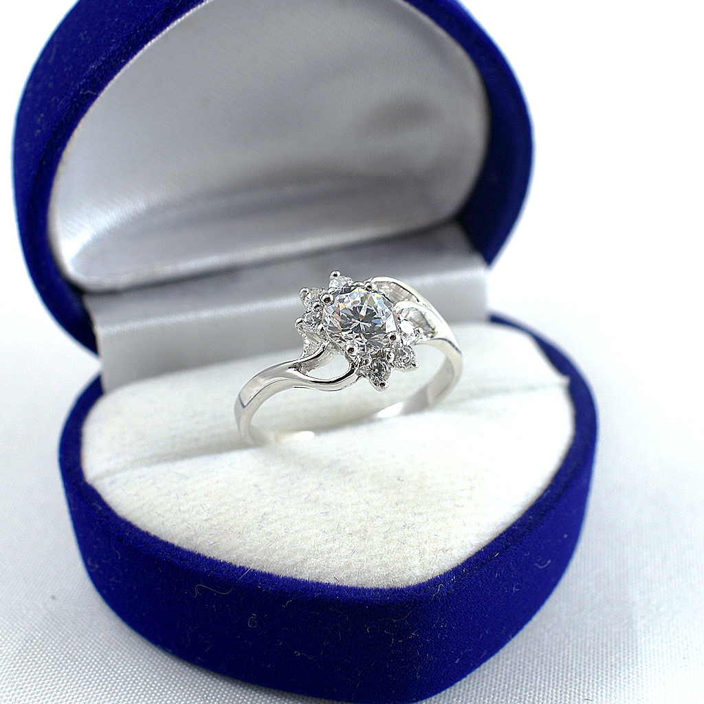 แหวนเงินแท้ราคาถูกชุบทองคำขาว เพชรCZเม็ดกลาง 0.80 กะรัต เพชรCZเม็ดข้าง 0.18 กะรัต งานประณีตสวยงาม สั่งผลิตค่ะ