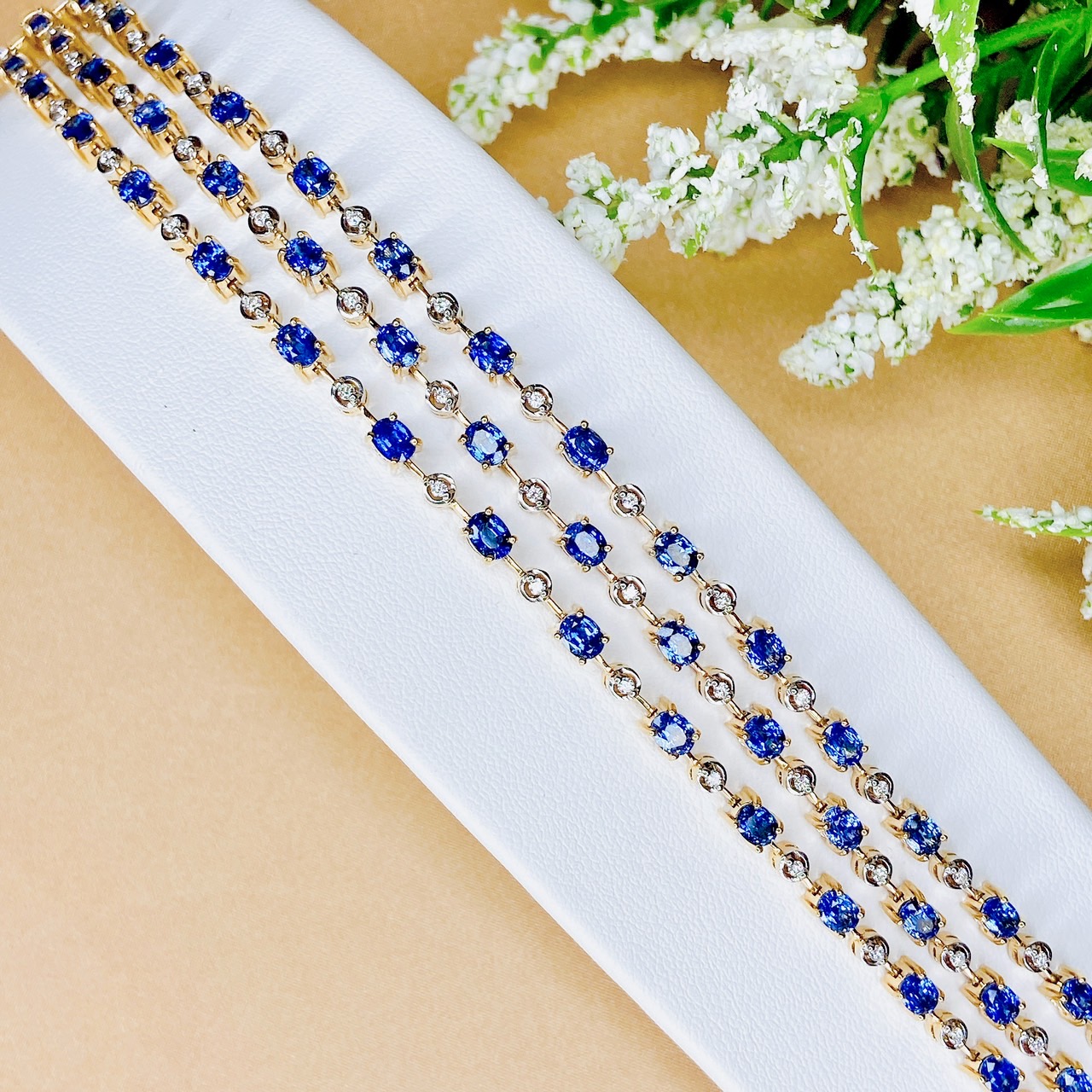 สร้อยข้อมือ สไตล์ Chopard / Elegant Blue Sapphire and Diamond Bracelet 18kt Yellow Gold Bracelet featuring 0.65 Carats of Diamonds and 9.80 Carats of Sapphires
