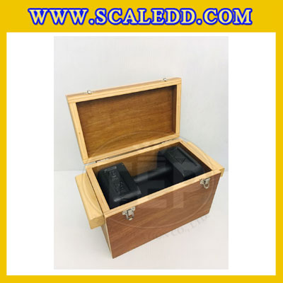 กล่องไม้อัดไม่บุกำมะหยี่ สำหรับใส่ตุ้มน้ำหนักเหล็กหล่อพิกัด20kg กล่องใส่ตุ้มน้ำหนักเหล็กหล่อ กล่องเก็บตุ้มน้ำหนัก กล่องไม้สำหรับตุ้มเหล็กหล่อ ยาว 24.7 กว้าง 13.2 ลึก 13.9ซม.