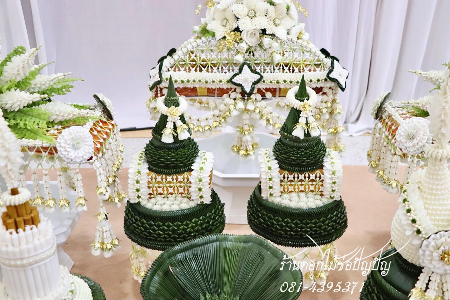 เครื่องบวชดอกไม้สดสีขาว