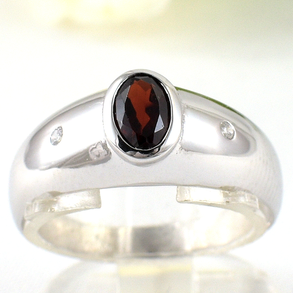 แหวนเงินแท้ราคาถูกชุบทองคำขาว พลอยแท้โกเมน 0.60 กะรัต เพชรCZ 0.02 กะรัต งานประณีตสวยงาม สั่งผลิตค่ะ