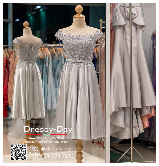 รหัส ชุดราตรี :PFS036 ชุดไปงานแต่งผ้าซาตินสวยหรูปักกริตเตอร์ ชุดราตรีสั้นตกแต่งลูกไม้หรู คาดโบว์ช่วงเอว ชุดแซกสีเทาเงิน ไหล่ปาด สวยสง่าดูดีแบบเจ้าหญิงใส่เป็นชุดไปงานแต่งงาน งานกาล่าดินเนอร์ งานเลี้ยง งานพรอม งานรับกระบี่