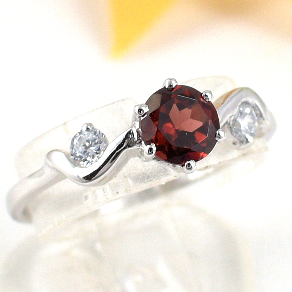 แหวนเงินแท้ราคาถูกชุบทองคำขาว พลอยแท้โกเมน 0.61 กะรัต เพชรCZ 0.12 กะรัต งานประณีตสวยงาม สั่งผลิตค่ะ