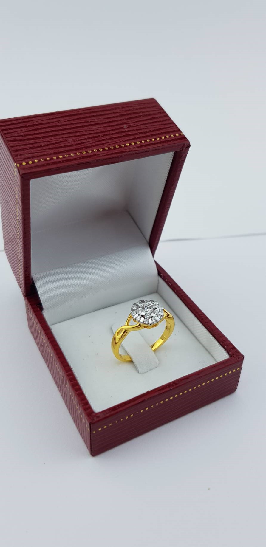 สั่งผลิตเพชรเบลเยี่ยมคัท แหวนแต่งงาน แหวนหมั้น ใส่เที่ยว ออกงาน แหวนทองคำ 18K เพชรแท้ 0.45 กะรัต 3.21 กรัม น้ำ 99 ราคาถูกมาก มีใบรับประกันค่ะ