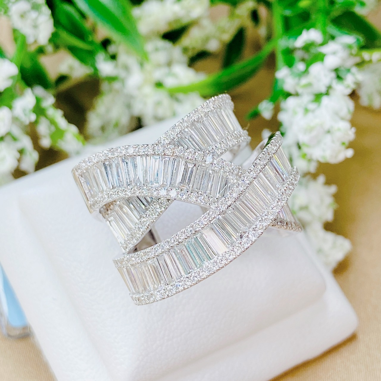 แหวนเพชรไขว้ วงใหญ่ ประดับเพชรน้ำ100 ใส่สวยขึ้นทุกนิ้วค่ะ