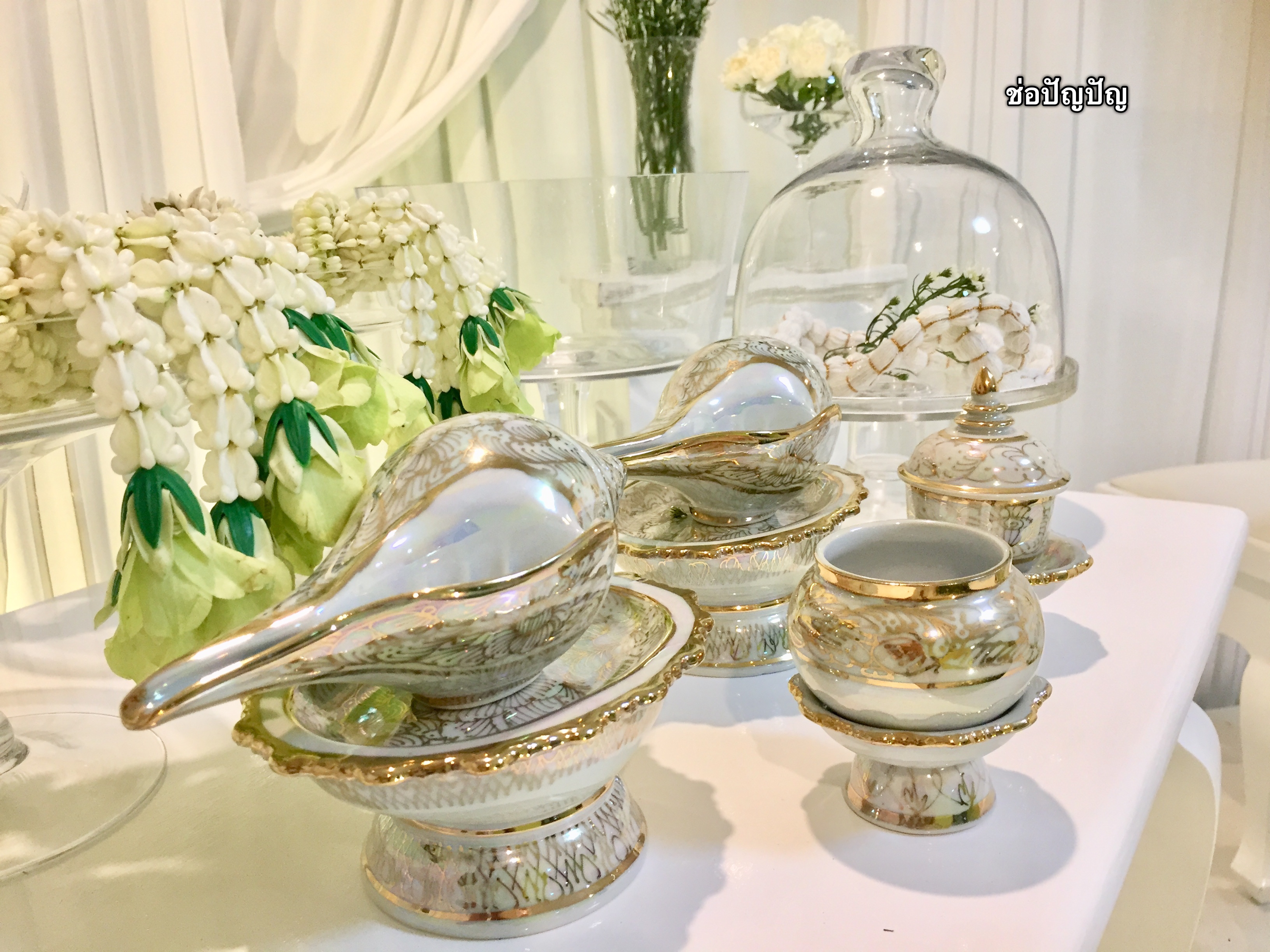 สถานที่หลั่งน้ำสังข์,แบคดรอปหลั่งน้ำสังข์ โทนขาวเขียว