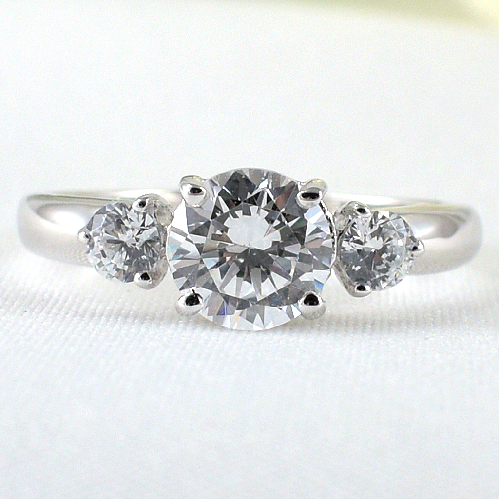 แหวนเงินแท้ราคาถูกชุบทองคำขาว เพชรCZเม็ดกลาง 1.25 กะรัต เพชรCZเม็ดข้าง 0.34 กะรัต งานประณีตสวยงาม สั่งผลิตค่ะ