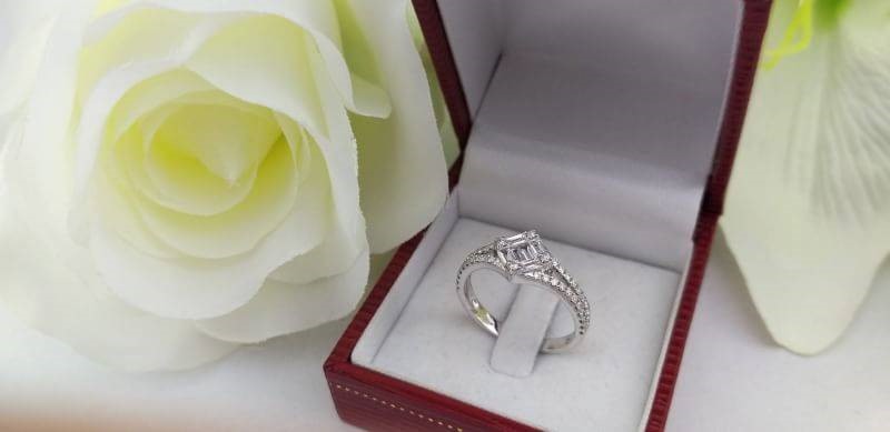 สั่งผลิตเพชรเบลเยี่ยมคัท แหวนแต่งงาน แหวนหมั้น ใส่เที่ยว ออกงาน แหวนทองขาว 18K เพชรแท้ 0.60 กะรัต 3.52 กรัม น้ำ 99 ราคาถูกมาก มีใบรับประกันค่ะ