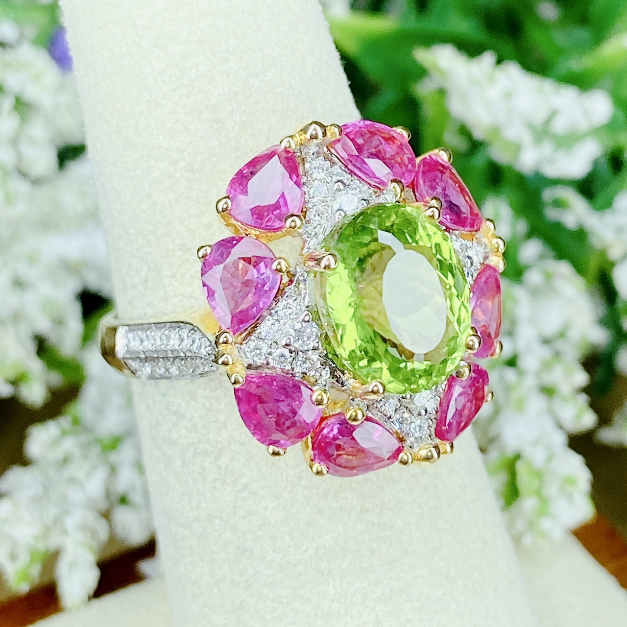 เพอริดอท อัญมณีแห่งดวงอาทิตย์ เมื่อก่อนเรียกกันว่า มรกตตอนกลางคืน (Evening emerald) สีเขียวมะกอกสวย ใส บริสุทธิ์ ล้อมด้วยทับทิมพม่าสีชมพู สีสวยหวาน candy รูปร่างหยดน้ำ ล้อมเพอริดอทสีเขียวมะกอก กับเพชรน้ำ100