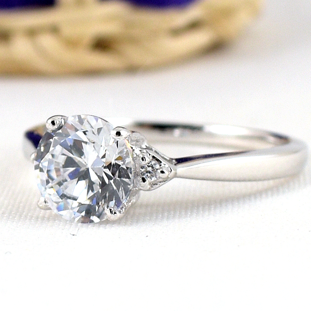 แหวนเงินแท้ราคาถูกชุบทองคำขาว เพชรCZเม็ดกลาง 1.25 กะรัต เพชรCZเม็ดข้าง 0.02 กะรัต งานประณีตสวยงาม สั่งผลิตค่ะ