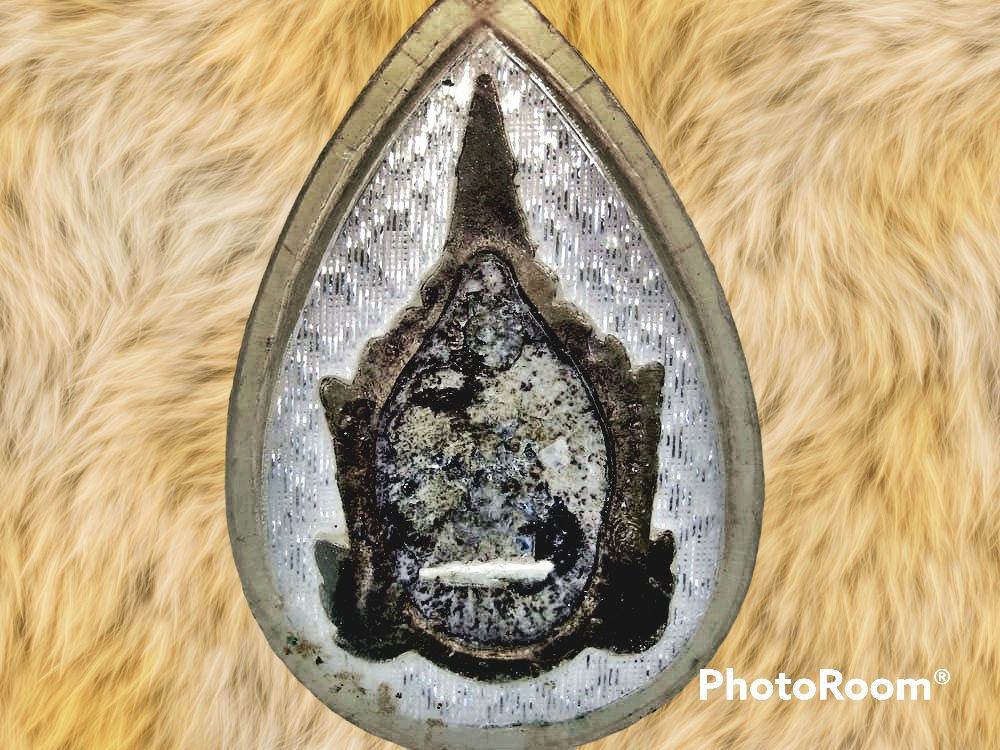 หลวงปู่กาหลง เขี้ยวแก้ว เศียรพระลักษณ์หน้าทอง เนื้อสัมฤทธิ์ขอมโบราณ เส้นเกศา รุ่นแรก ปี 2549