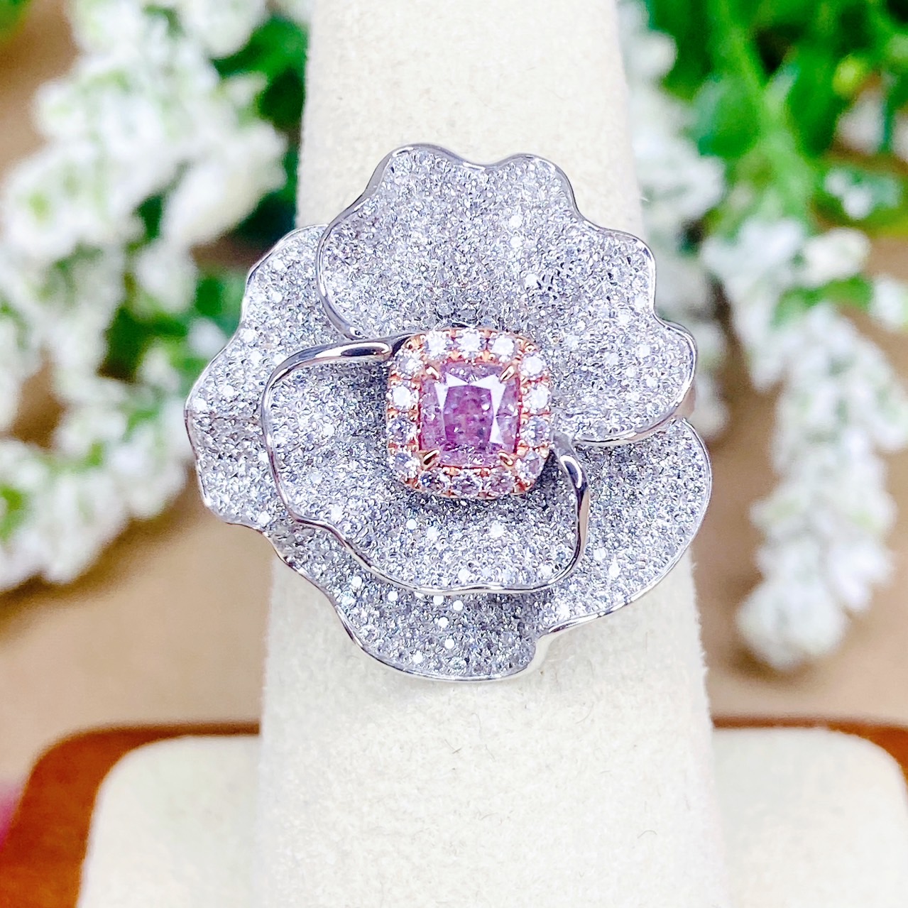 แหวนดีไซน์สวยเพชรสีชมพู ตัวเรือนงานเกรดส่งออก ตัวเรือนแหวน White Gold.ใส่เด่นสง่ามากค่ะ ขึ้นตัวเรือนแหวนเป็นลายดอกไม้ฝังเพชร