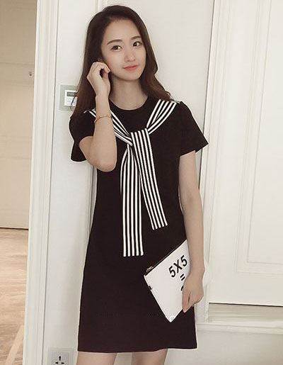 ชุดเดรสแฟชั่นกึ่งเสื้อคอกลมแขนสั้น แต่งสายลายริ้วไว้ผูกคอเก๋ๆ รหัส 1628-สีดำ