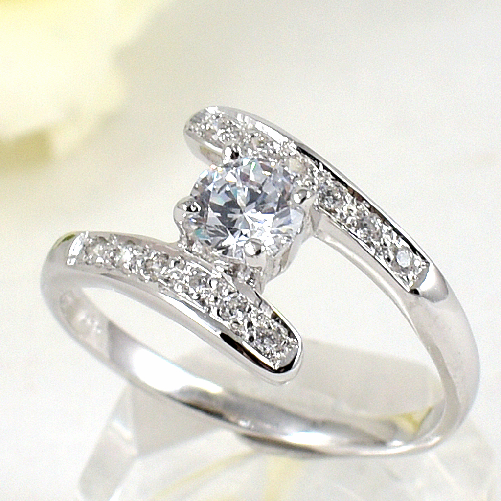 แหวนเงินแท้ราคาถูกชุบทองคำขาว เพชรCZเม็ดกลาง 0.95 กะรัต เพชรCZเม็ดข้าง 0.12 กะรัต งานประณีตสวยงาม สั่งผลิตค่ะ