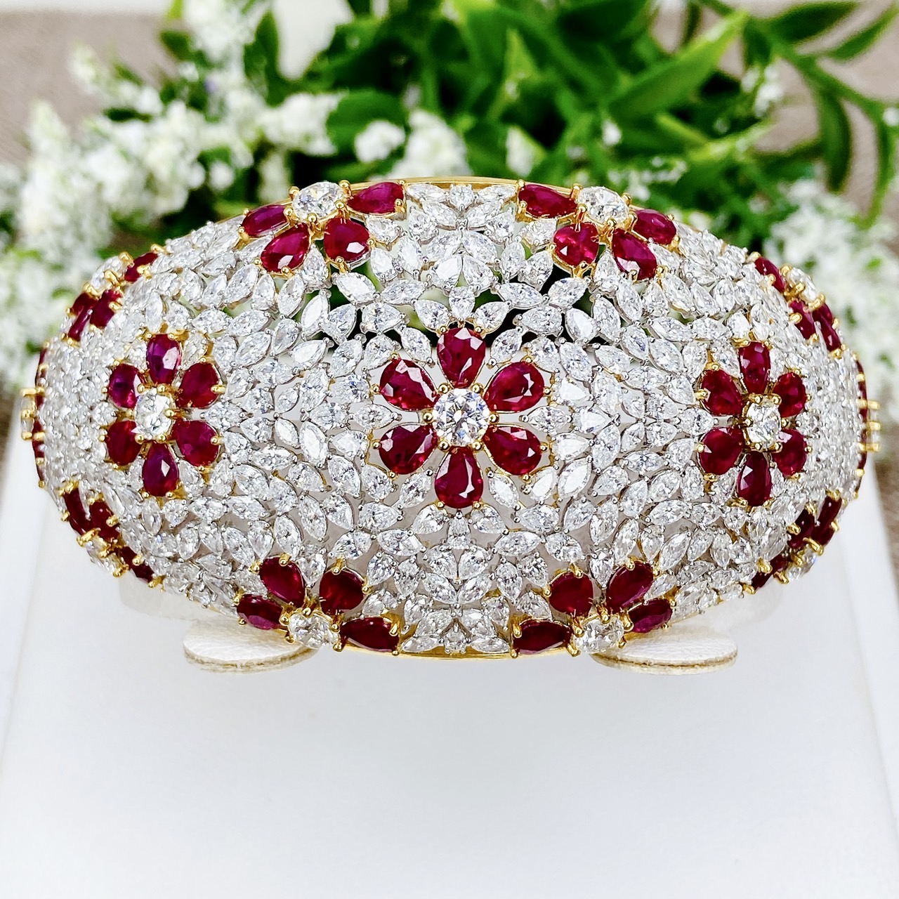 กำไลข้อมือทับทิมพม่าวงใหญ่ ฝังเพชมาคีส์ เพชรหยดน้ำ เพชรกลมประดับตัวทับทิมทำลายดอกไม้ดีไซน์สง่างาม ตัวเรือนทองงานเกรดส่งออก