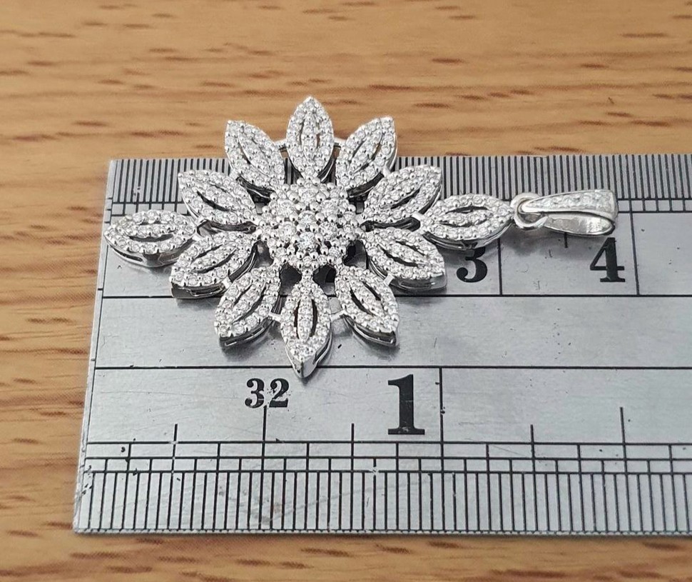 พร้อมส่งและสั่งผลิตจี้เพชรดอกไม้ไฮโซ ใส่เที่ยว ออกงาน ทองคำ 9K เพชรเกสรแท้ 0.60 กะรัต 197 เม็ด ไม่รวมสร้อย ราคาถูกมาก ส่งฟรี